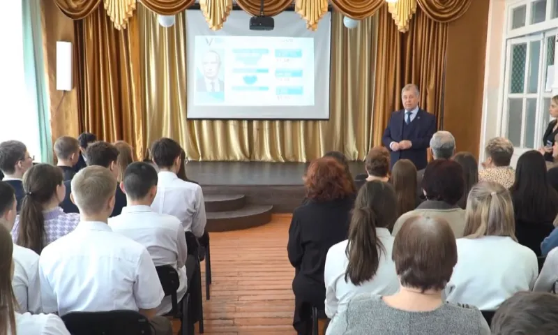 Председатель АКЗС Александр Романенко провел парламентский урок для старшеклассников Локтевского района