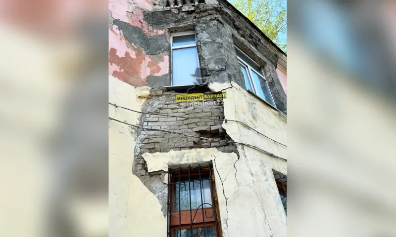 Фасад аварийного дома обвалился в Барнауле