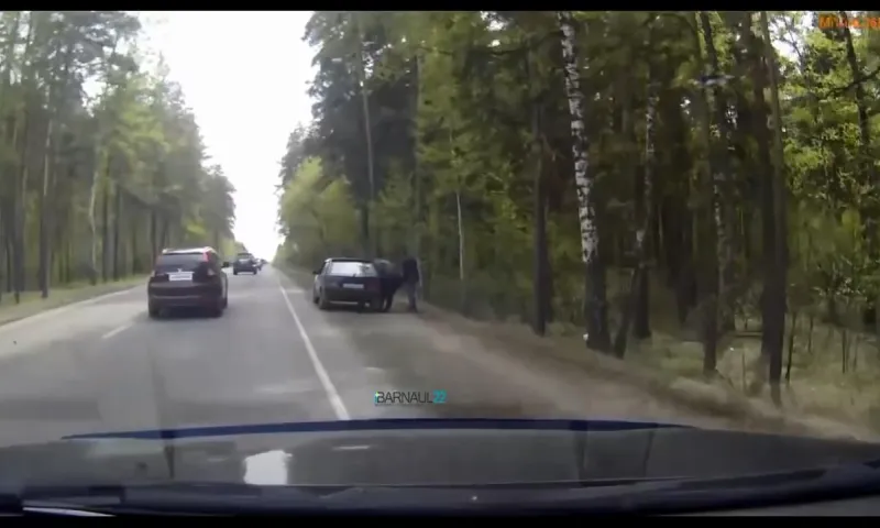 Видео: барнаулец заставил мужчин забрать мусор, который они выбросили в Ленточный бор
