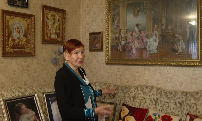 86-летняя жительница Барнаула создаёт репродукции мировых шедевров живописи с помощью иголок и нитей