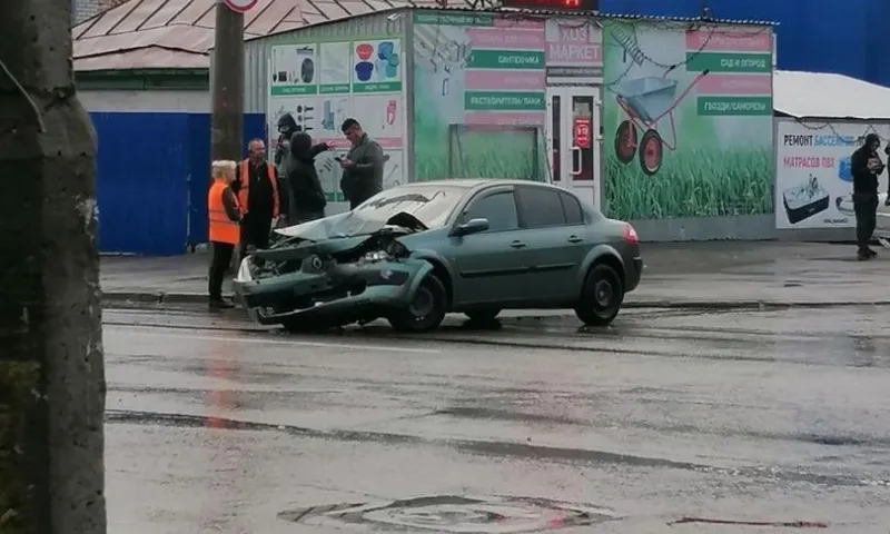 ДТП с легковушкой произошло на перекрестке в Барнауле