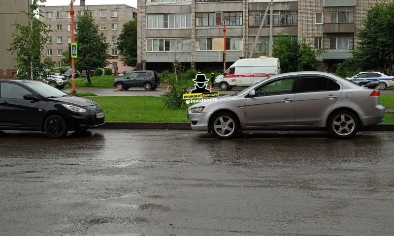Четырехлетнего ребенка вместе с мамой сбили в Новоалтайске