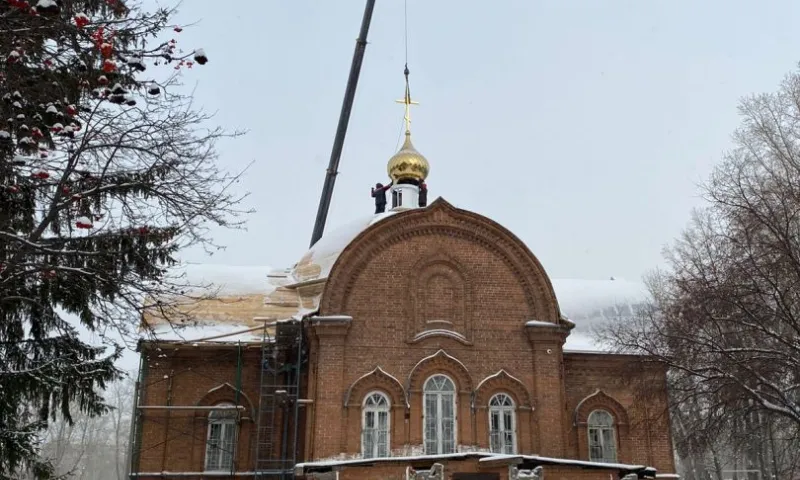 На храме в барнаульском парке «Изумрудный» установили крест