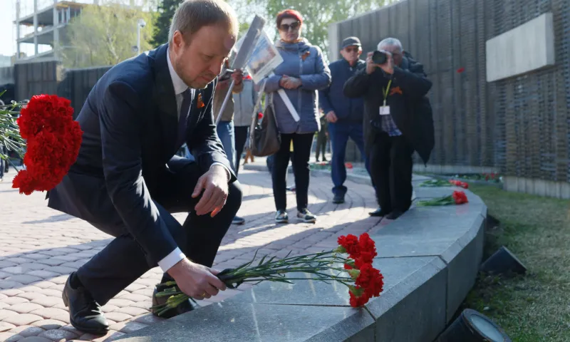 Виктор Томенко возложил цветы к Мемориалу Славы в Барнауле