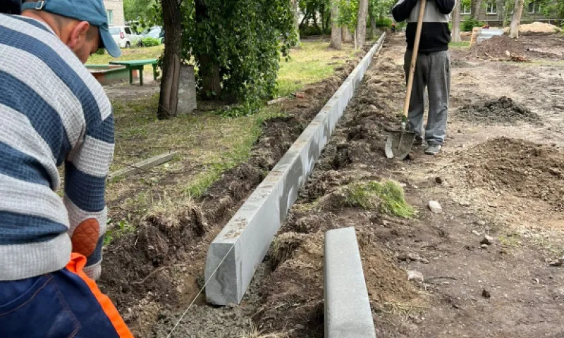 В Барнауле начали благоустройство территории, прилегающей к поликлинике № 10