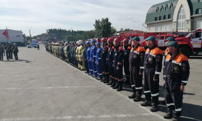 Торжественное построение служащих МЧС прошло в Барнауле