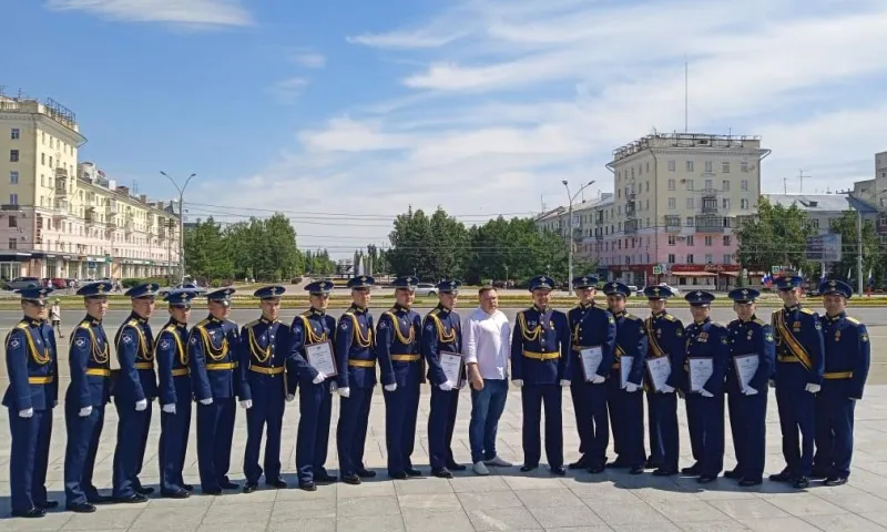 В честь Дня России в Барнауле прошло построение войск Вооружённых сил и мотопробег