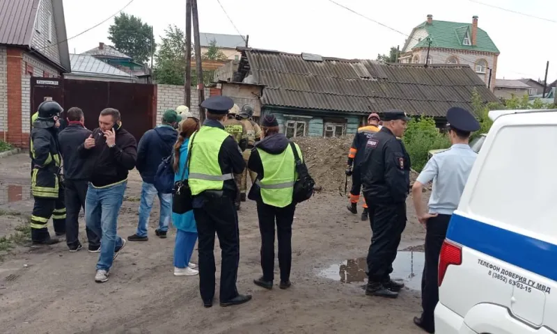 Потолок обрушился в доме в Барнауле. Есть погибшие