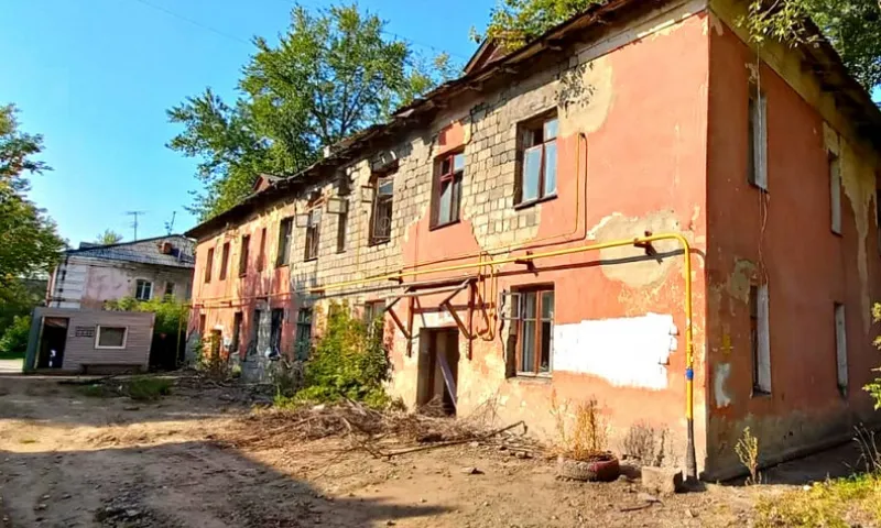 Аварийный дом в Октябрьском районе Барнаула готовят к сносу