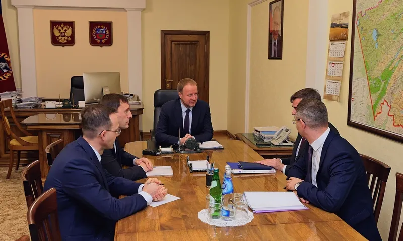 Виктор Томенко познакомился с новым руководителем компании «Газпром газораспределение Барнаул»
