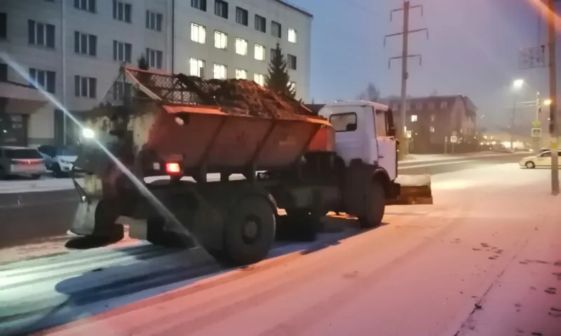 В Барнауле приступили к уборке дорог от снега