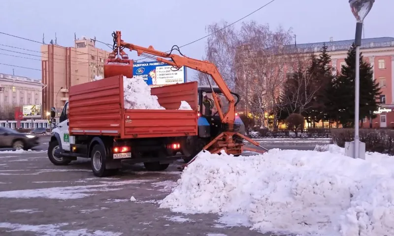 Около четырёх тысяч кубометров снега вывезли с дорог Барнаула за выходные