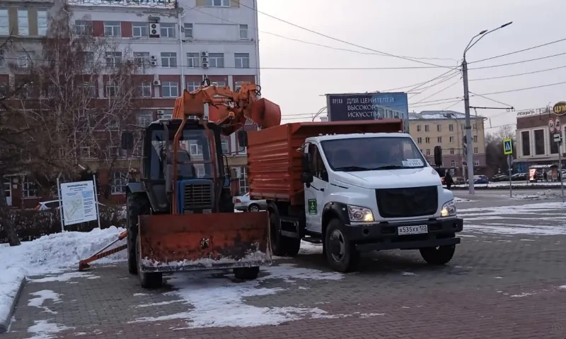 Более 10 тысяч кубометров снега вывезли с дорог в Барнауле за выходные