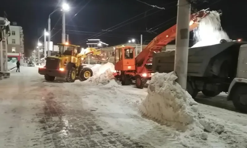 170 снегоуборочных машин работали ночью на дорогах Барнаула