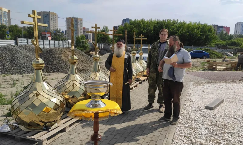 Митрополит Барнаульский и Алтайский Сергий освятил купола и кресты для строящегося храма на Солнечной Поляне