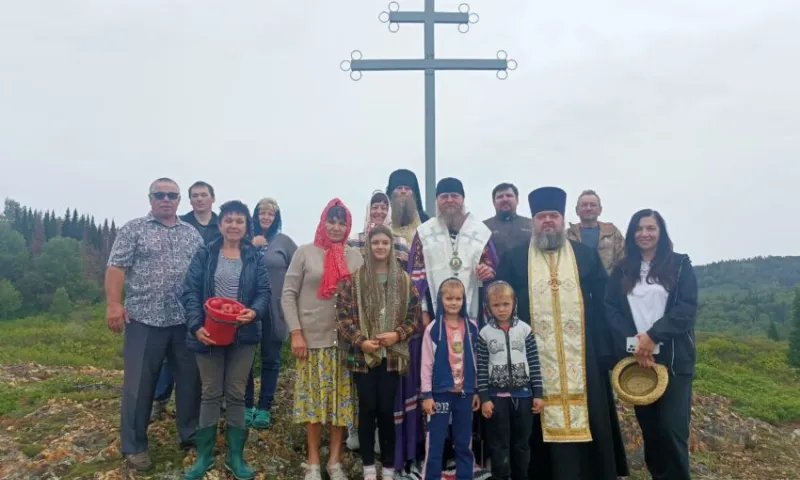 Поклонный крест освятили на горе в Змеиногорском районе