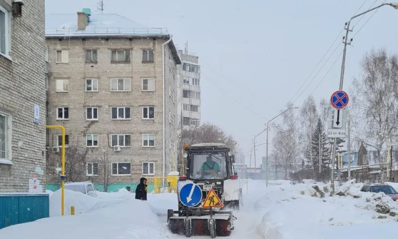 Порядка 100 единиц спецтехники очищают дороги в Барнауле