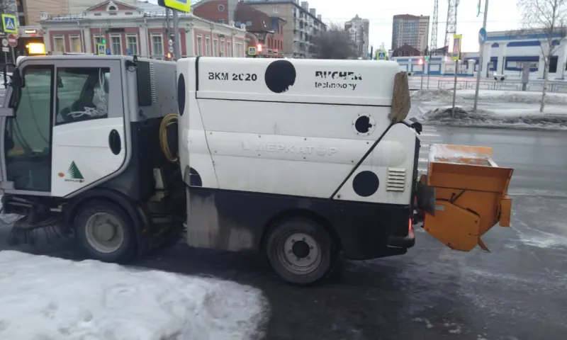 Дорожные службы Барнаула устраняют наледь на городских улицах