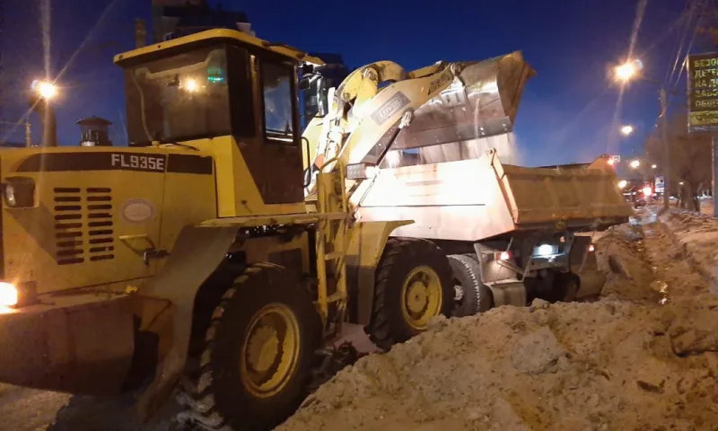 Рабочие продолжают бороться с гололёдом в Барнауле