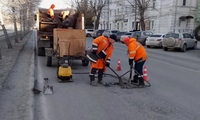 312 квадратных метров дорог отремонтировали холодным асфальтом в Барнауле