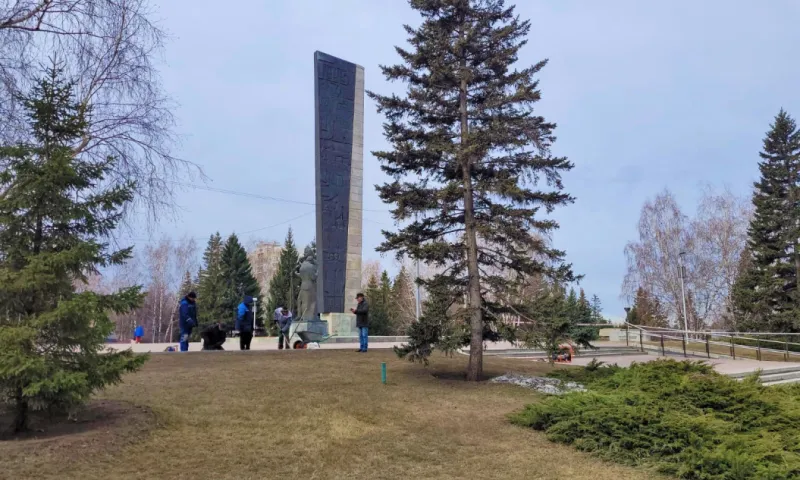 Благоустройство Мемориала Славы проводят в Барнауле
