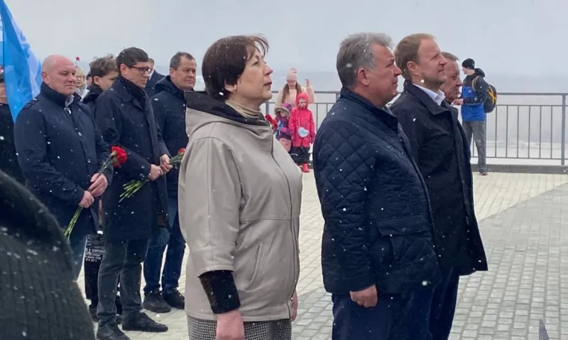 Власти Алтайского края возложили цветы к стеле «Город трудовой доблести» в Барнауле