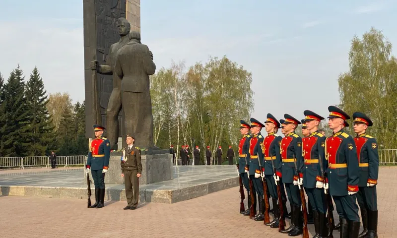 Цветы возложили к Мемориалу Славы в Барнауле в День Победы