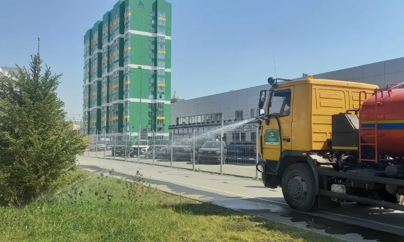 Из-за аномальной жары в Барнауле усилили полив деревьев и газонов