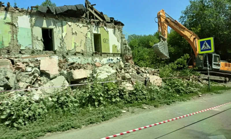 Аварийные дома продолжают сносить в Барнауле