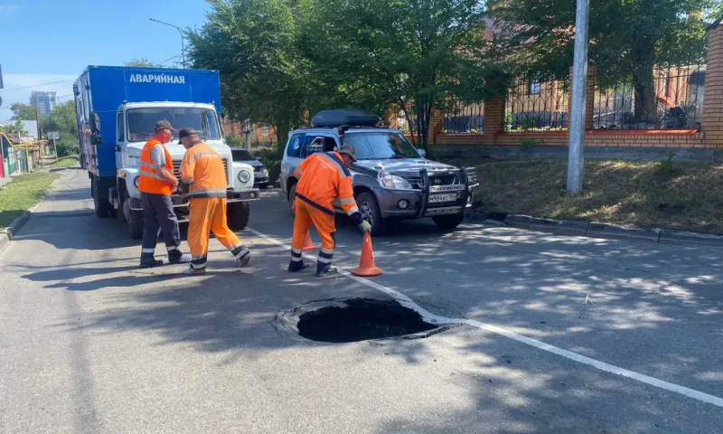 Дыра в асфальте образовалась на улице Аванесова в Барнауле