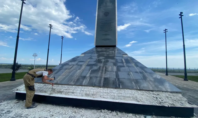 На стеле «Город трудовой доблести» в Барнауле проведут очистку гранитной плитки