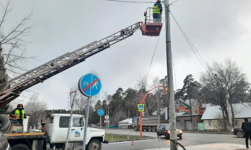 Последствия урагана продолжают устранять в Барнауле