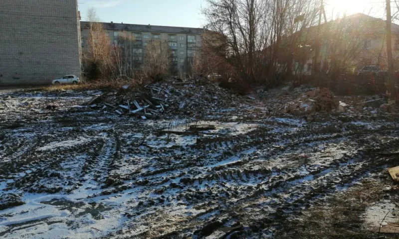 Очередной аварийный дом снесли в Железнодорожном районе Барнаула