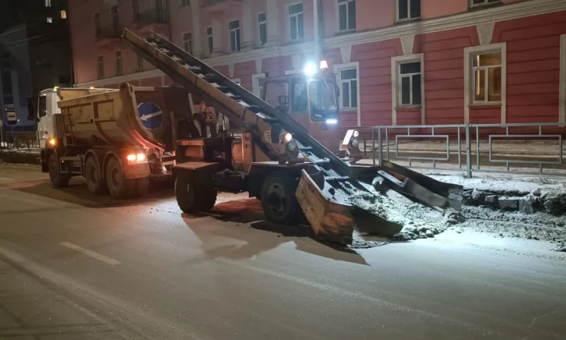 Дорожники Барнаула продолжают бороться с последствиями непогоды