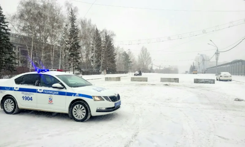 Строительство новогоднего городка началось на площади Сахарова в Барнауле
