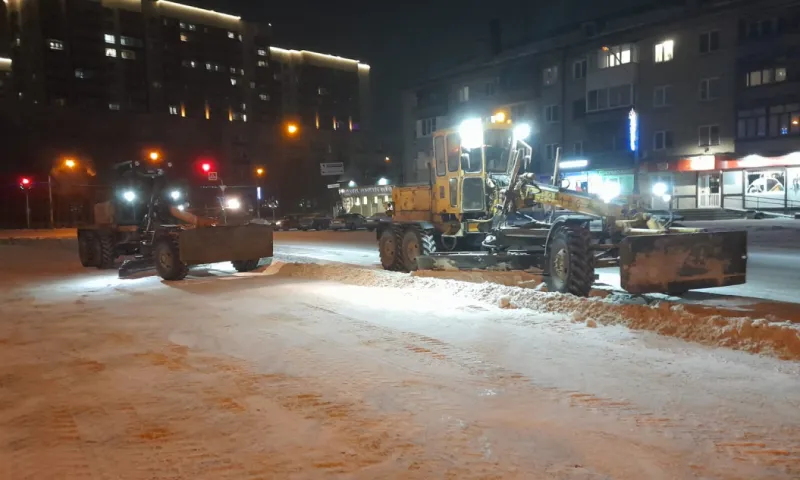 Дорожники Барнаула продолжают борьбу с последствиями непогоды
