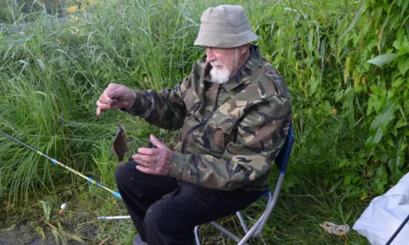 99-летний ветеран Великой Отечественной войны из Алейска наловил ведро карасей в День рыбака