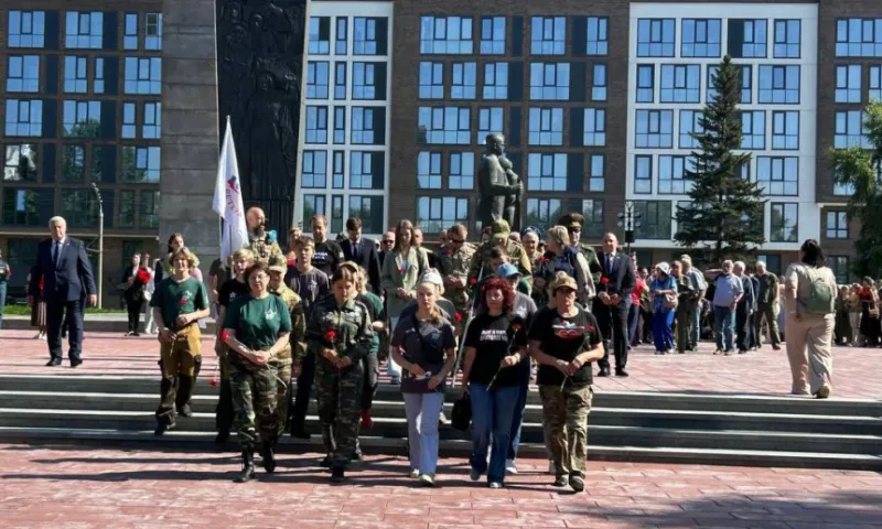В День памяти и скорби в Барнауле возложили цветы к Мемориалу Славы