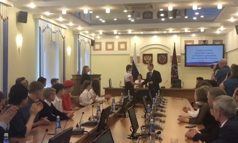 Виктор Томенко и легендарная фигуристка Ирина Роднина вручили паспорта юным жителям Алтайского края