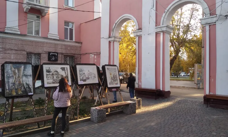 В Барнауле открылась выставка картин под открытым небом