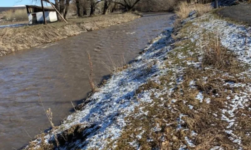 В краевом Следственном комитете возбудили уголовное дело после того, как в алтайском селе утонула девочка