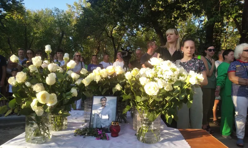 Городской парк заполнился белыми розами: вечер памяти Юрия Шатунова проходит в Барнауле 
