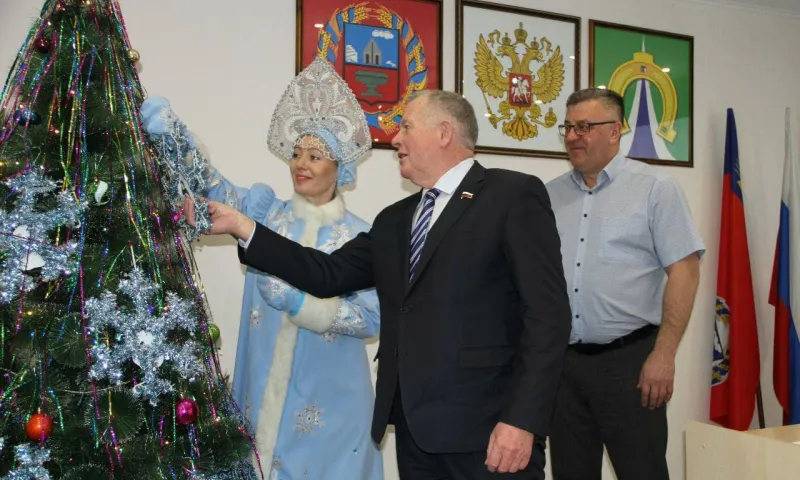 Депутат Госдумы РФ Иван Лоор принял участие в благотворительной акции «Ёлка желаний» в Тальменском районе