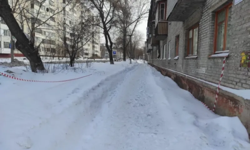 Следственный комитет возбудил уголовное дело после падения снега с крыши на жительницу Барнаула
