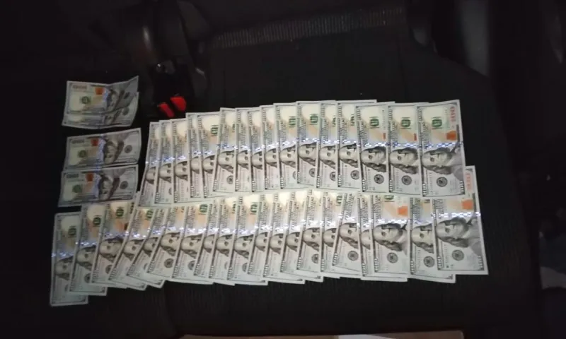 Алтайский таможенник отказался брать взятку в размере 4000 долларов США