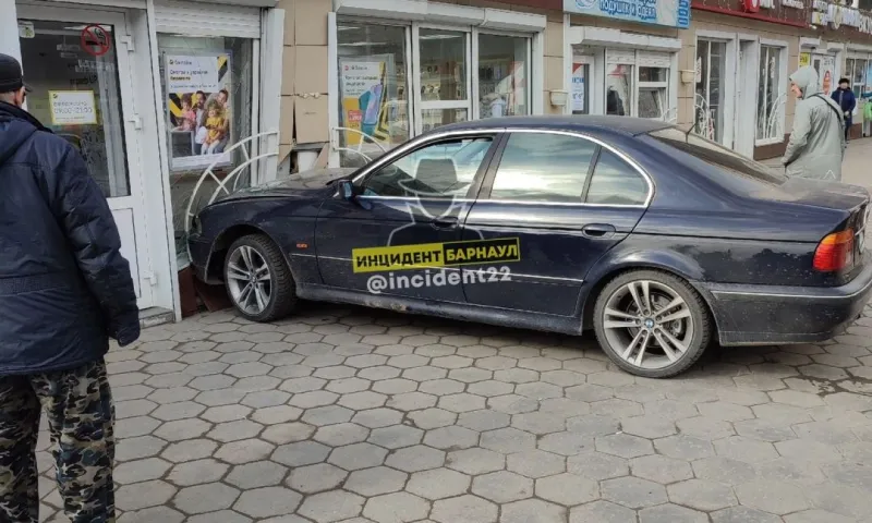 Автомобиль врезался в торговые киоски в Барнауле