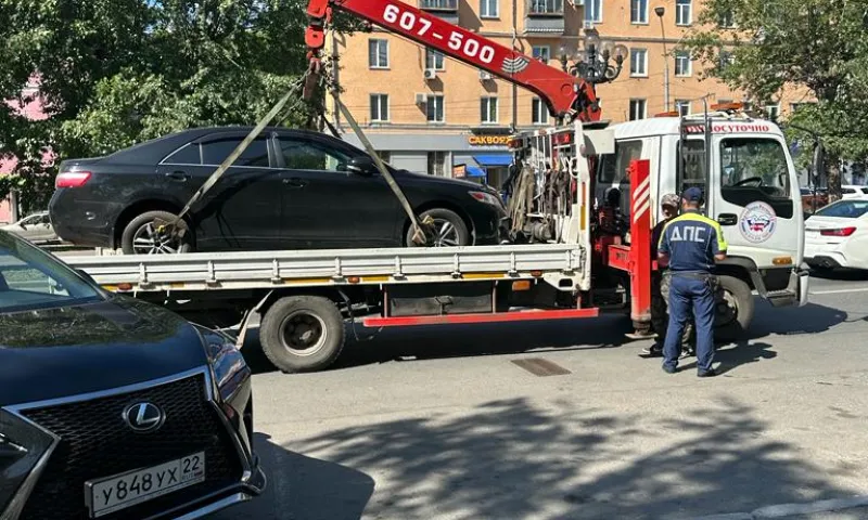 Автомобили в центре Барнаула увозят на штрафстоянку