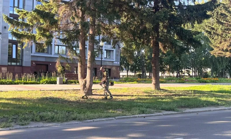 Покос травы и благоустройство территорий продолжается в Барнауле