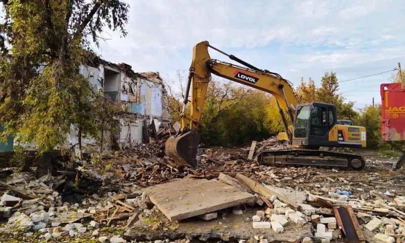 Аварийные дома сносят в Железнодорожном районе Барнаула 