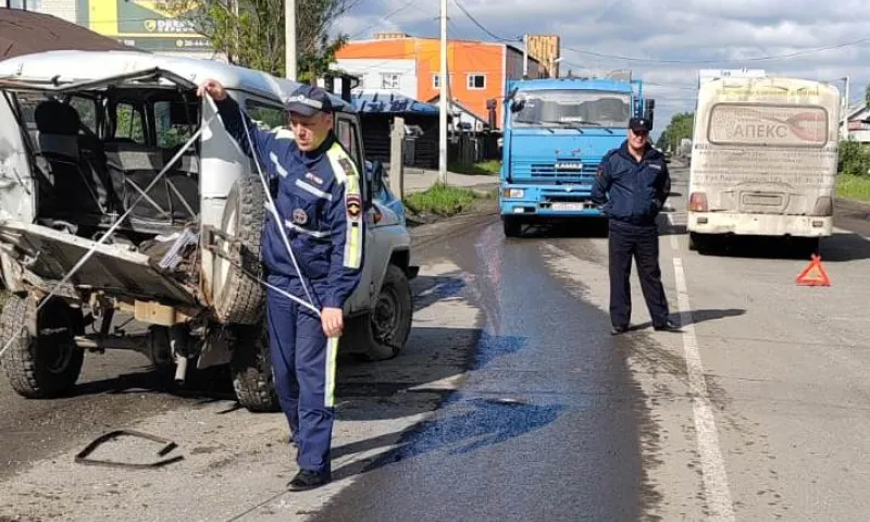 Маршрутка столкнулась с автомобилем в Барнауле